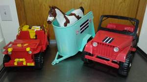 lot 614 image: Vintage 70s Chuck Wagon Jeep, Marx Johnny Jeep And Horse Trailer
