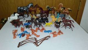 lot 625 image: Many Many Vintage Plastic Horses, Western Action Figurines.