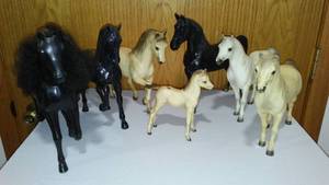 lot 626 image: Vintage Plastic Horses (7). Unmarked.