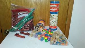 lot 627 image: Vintage Lincoln Logs And Tinker Toys.