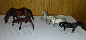 lot 629 image: Breyer And Hartland Small Horses (5)