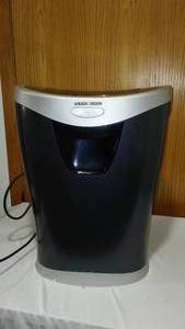 lot 646 image: Black And Decker Heavy Duty Paper Shredder.