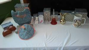 lot 665 image: Avon Gift Collection, New In Box (9)