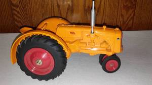 lot 662 image: Minneapolis Moline Model Tractor