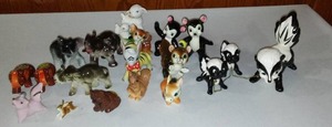 lot 678 image: Vintage Kreiss Chained Skunk Family And Japanese Porcelain Figures.
