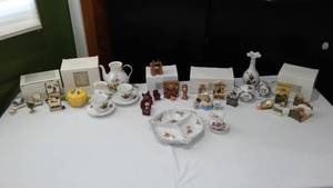 lot 689 image: Avon Miniature Furniture Collectibles (5) And More.