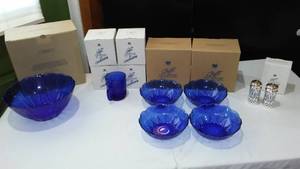 lot 686 image: Avon Royal Sapphire Collection (8) Mugs, Bowls, SaltPepper