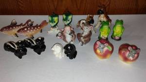 lot 700 image: Vintage Collectible Salt And Pepper Shakers (8) Frogs, Monkey, Skunk And More