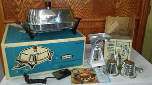 lot 723 image: West Bend Electric Skillet, Dazey Salad Maker.