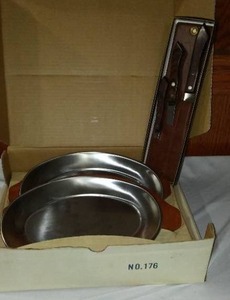 lot 804 image: Vintager Heller Ware Steak Plates (2) And 3 Pc Knife Set.