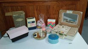 lot 819 image: Jewelry Box, Vtg. Hairdryer, Hot Rollers And More.