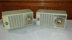 lot 833 image: Vintage General Electric AM Radios, Circa 50s (2)