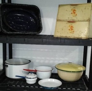 lot 841 image: Variety Of Vintage Enamelware.