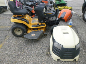 lot 8 image: Cub Cadet Riding Lawn Mower