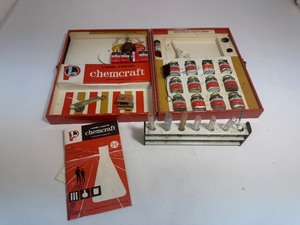 lot 20 image: Vintage Lionel Chemistry Set