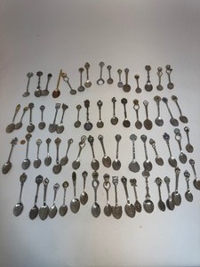 lot 27 image: Lot of Vintage Collectors Spoons