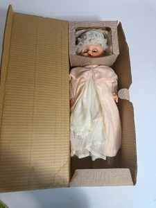 lot 29 image: Vintage Mona Lisa Doll With Original Box