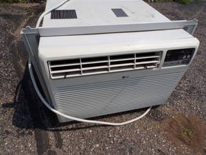 lot 10 image: LG Window Air Conditioner