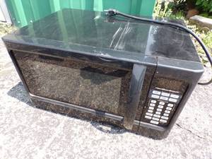 lot 11 image: 1000 W Microwave