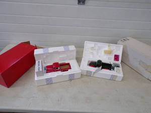 lot 30 image: Franklin Mint Collectable 1940 Christmas Ford Truck, 1998 Christmas Truck