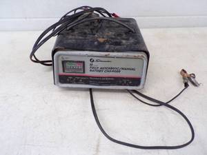 lot 44 image: Battery Charger