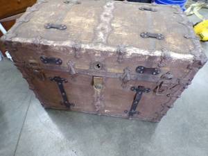 lot 48 image: Vintage Steamers Trunk