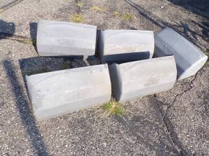 lot 79 image: 5 Maxi LIft Elevator Buckets