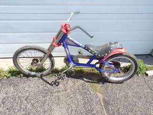 lot 82 image: Schwinn Stingray Kids Bike