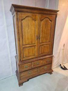lot 20 image: Contemporary Thomasville Entertainment Cabinet