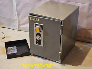 lot 21 image: Brinks Home Safe