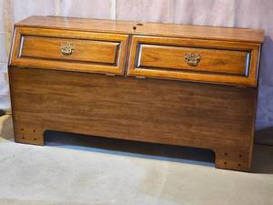 lot 63 image: Contemporary Oak Queen Headboard