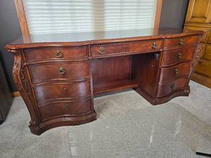 lot 9 image: Elegant Inlaid Mahogany Executive Office Desk with Classical Carved Accent