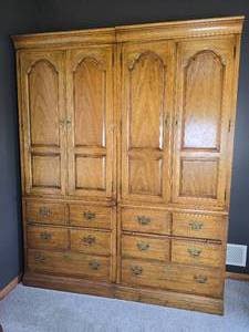lot 8 image: Stunning Thomasville Blonde Oak Cabinet Pair