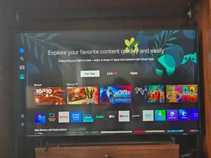lot 13 image: Samsung 43 x Crystal UHD Smart TV - UN43AU8000FXZA