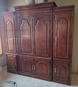 lot 12 image: Gorgeous Mahogany Entertainment Console - Harden