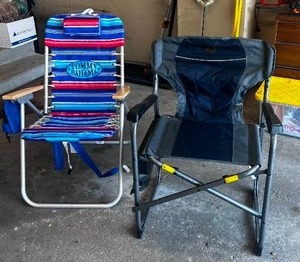 lot 98 image: Comfy Folding Chair Pair
