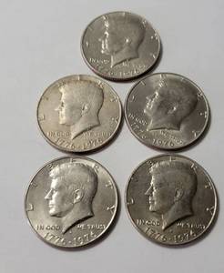 lot 42 image: 5 Kennedy Half Dollars - Very Nice - 1776-1976 Bi-Centennial