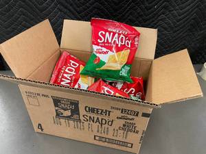 lot 3 image: Case of 6 Cheez-It Snapd Sharp White Cheddar 2.2oz Bags
