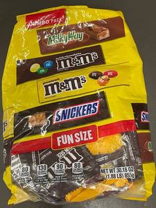 lot 14 image: Jumbo Pack Assorted Fun Size Candy Bars 30.18oz