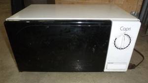lot 16 image: small microwave - works