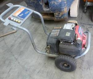 lot 20 image: 2600psi Honda 5hp pressure washer