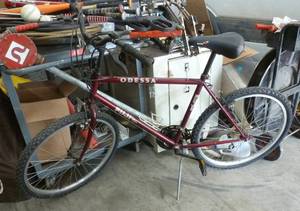 lot 21 image: Fuji Odessa adult bicycle