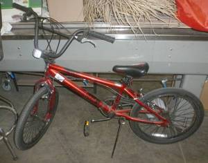 lot 84 image: kids Mongoose bicycle in new condition