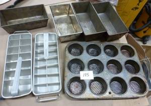 lot 124 image: Group of vintage OVENEX bread pans and cupcake pan