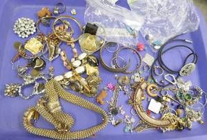 lot 119 image: costume jewelry