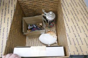 lot 155 image: Box of goodies - mini shoes, stein, shell, collector plate, diamond dot notebooks, bag, trivets