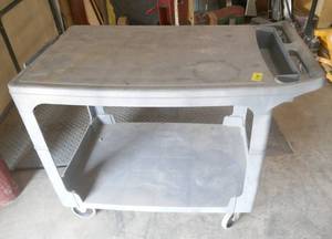 lot 174 image: Rubbermaid warehouse cart