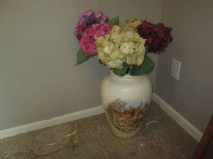 lot 75 image: Large ceramic vase with painted Whi...