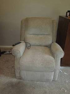 lot 7 image: Nice and neutral Tone upholstered l...