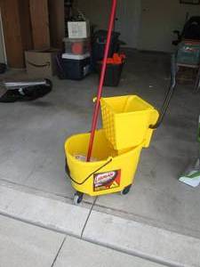 lot 11 image: Commercial Libman Rolling mop bucke...